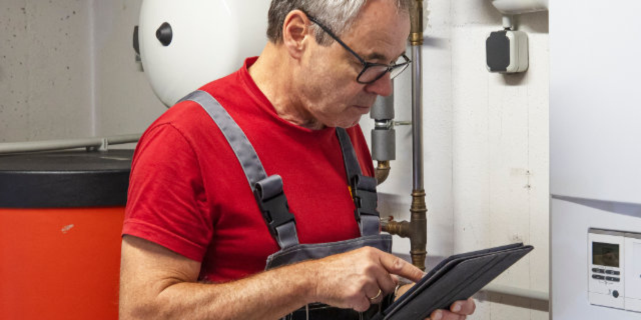 Heizungsinstallateur stellt Heizung ein