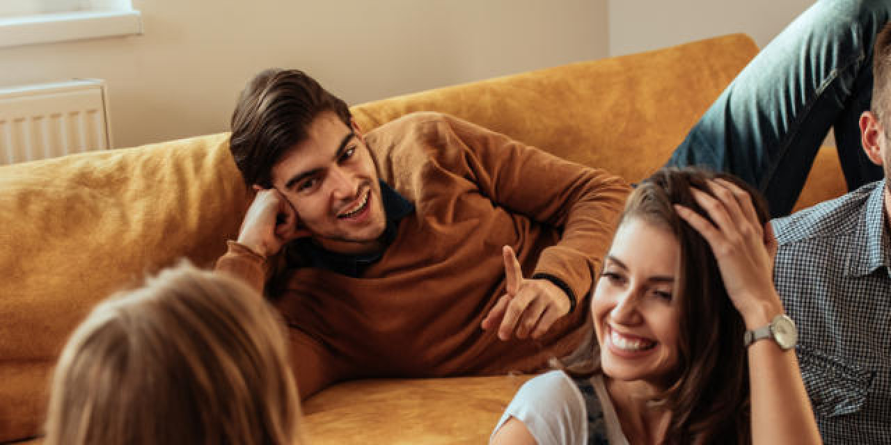 Junge Menschen zusammen auf einer Couch