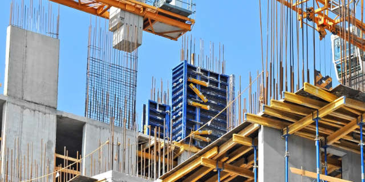 Rohbau mit Kränen im Hintergrund