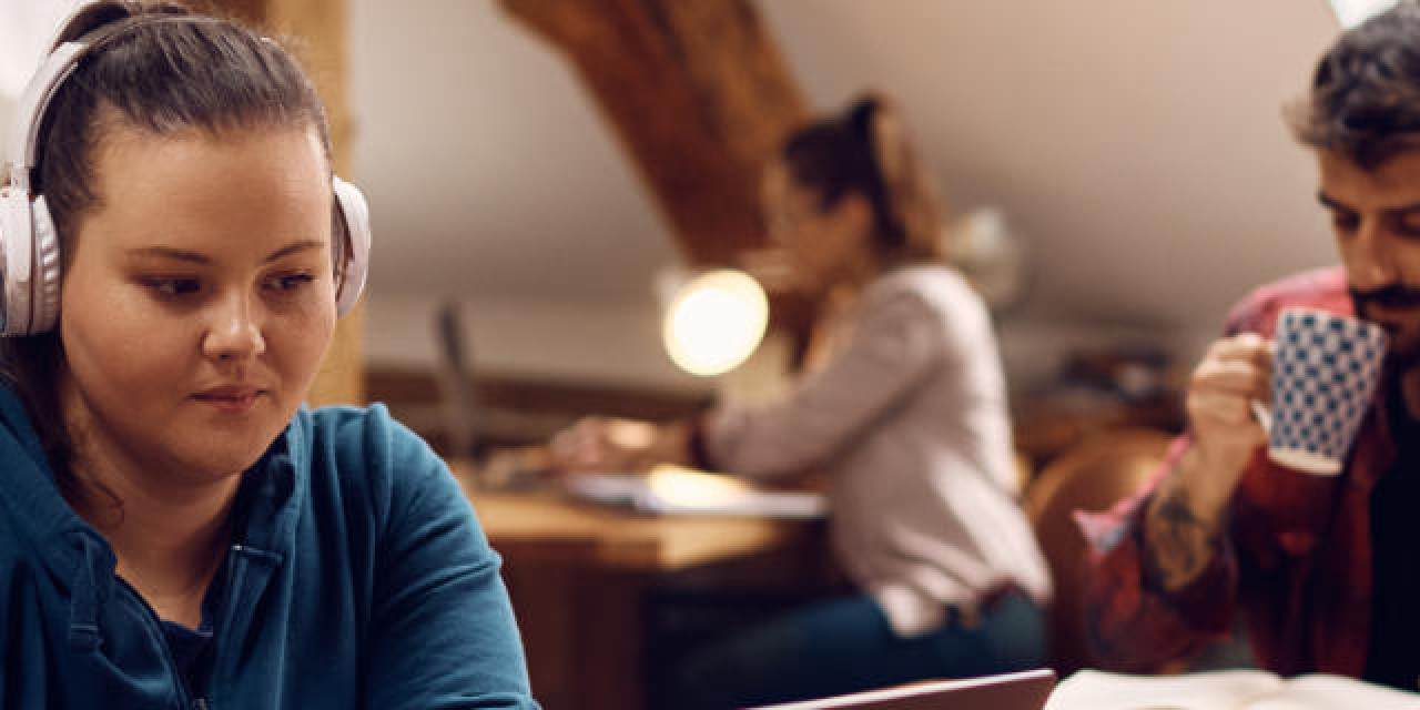 Junge Menschen in Ihrem gemeinsamen Wohnbereich