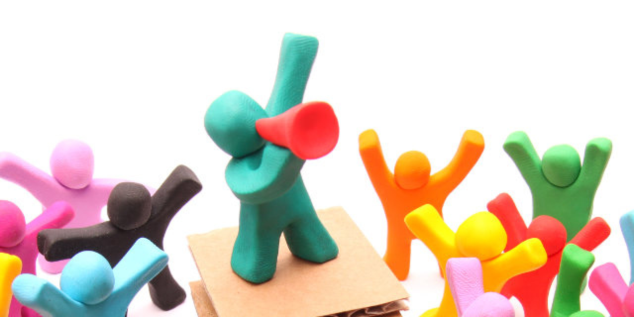 Bunte Knetfiguren versammeln sich