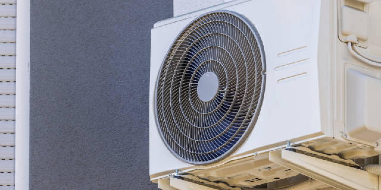 Split-Klimagerät an Außenwand neben Fenster