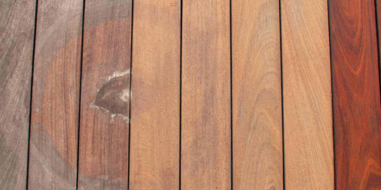 Parkett in unterschiedlichen Zuständen und mit Wasserfleck