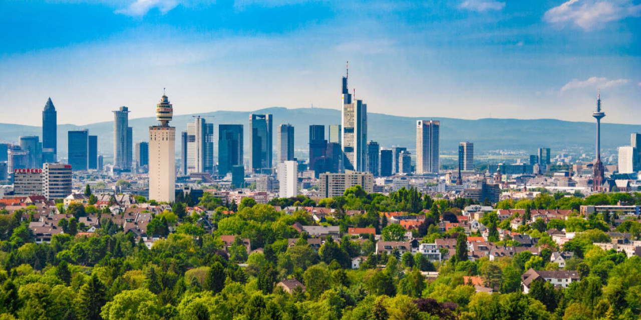 Skyline und Stadtwalt von Frankfurt am Main