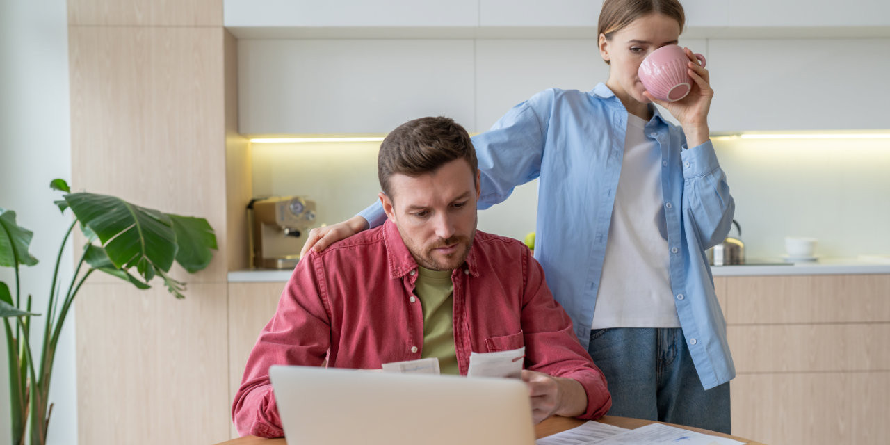 Mann und Frau prüfen Rechnungen