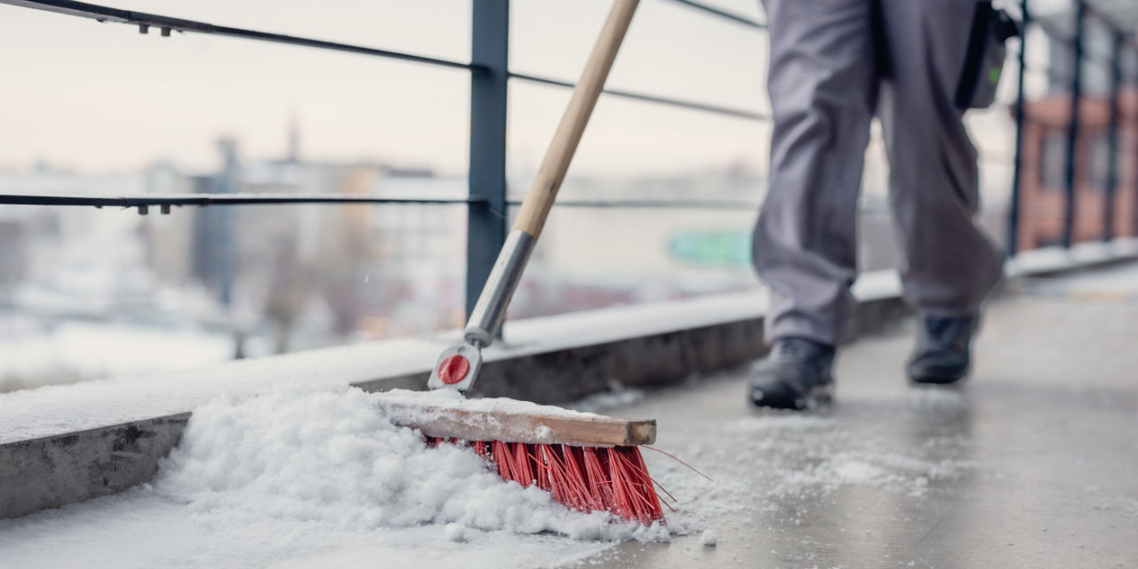 Winterdienst kehrt Schnee zur Seite