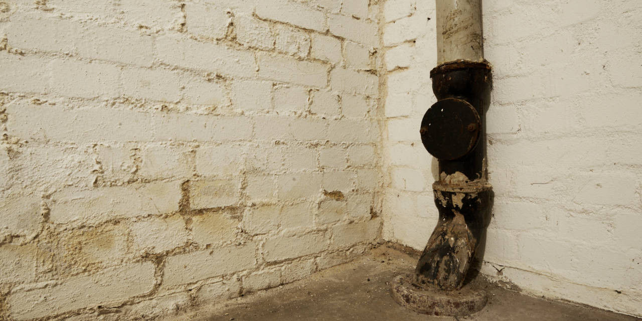 Altes Abwasserrohr im Keller eines Hauses