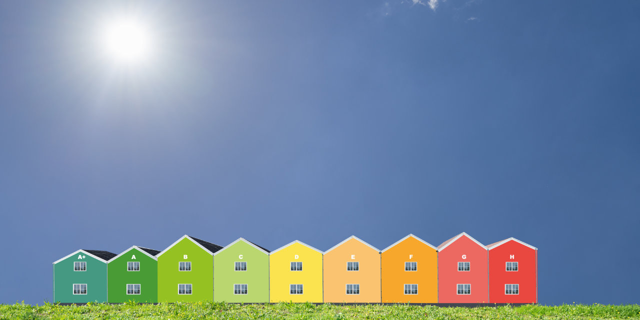 Bunte Häuser in Form einer Energieeffizienzskala