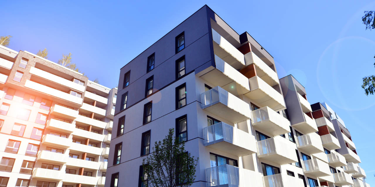 Modernes Wohngebäude mit Balkonen und Eigentumswohnungen 