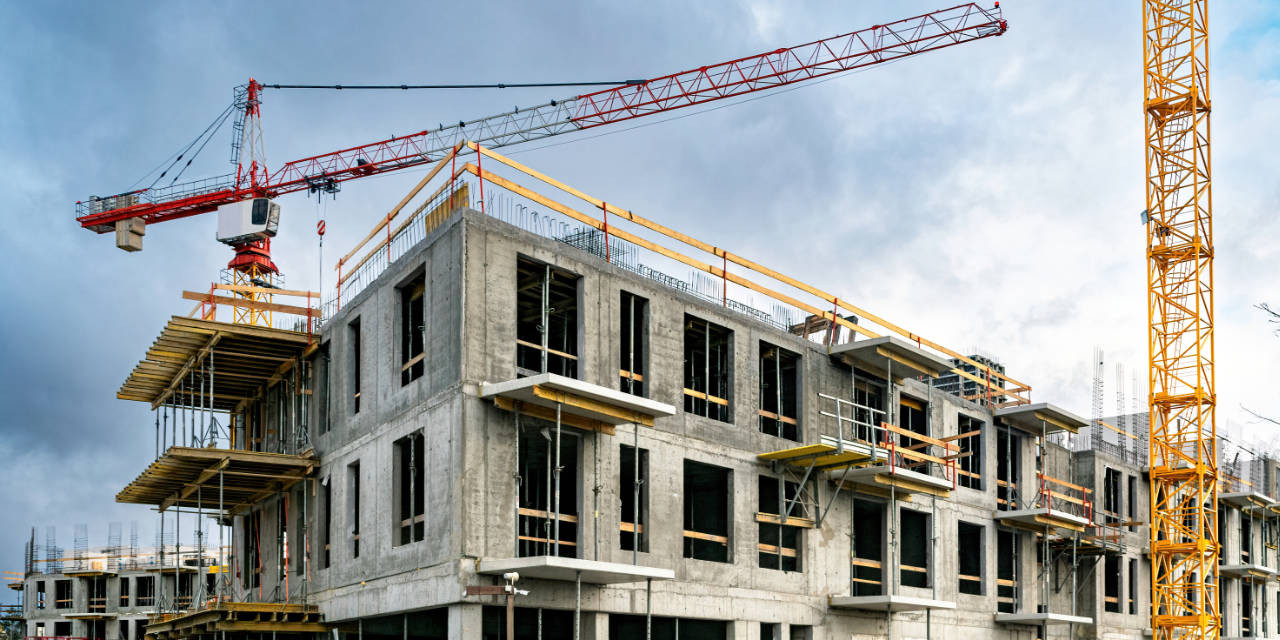 Neubau mit Krank im Hintergrund
