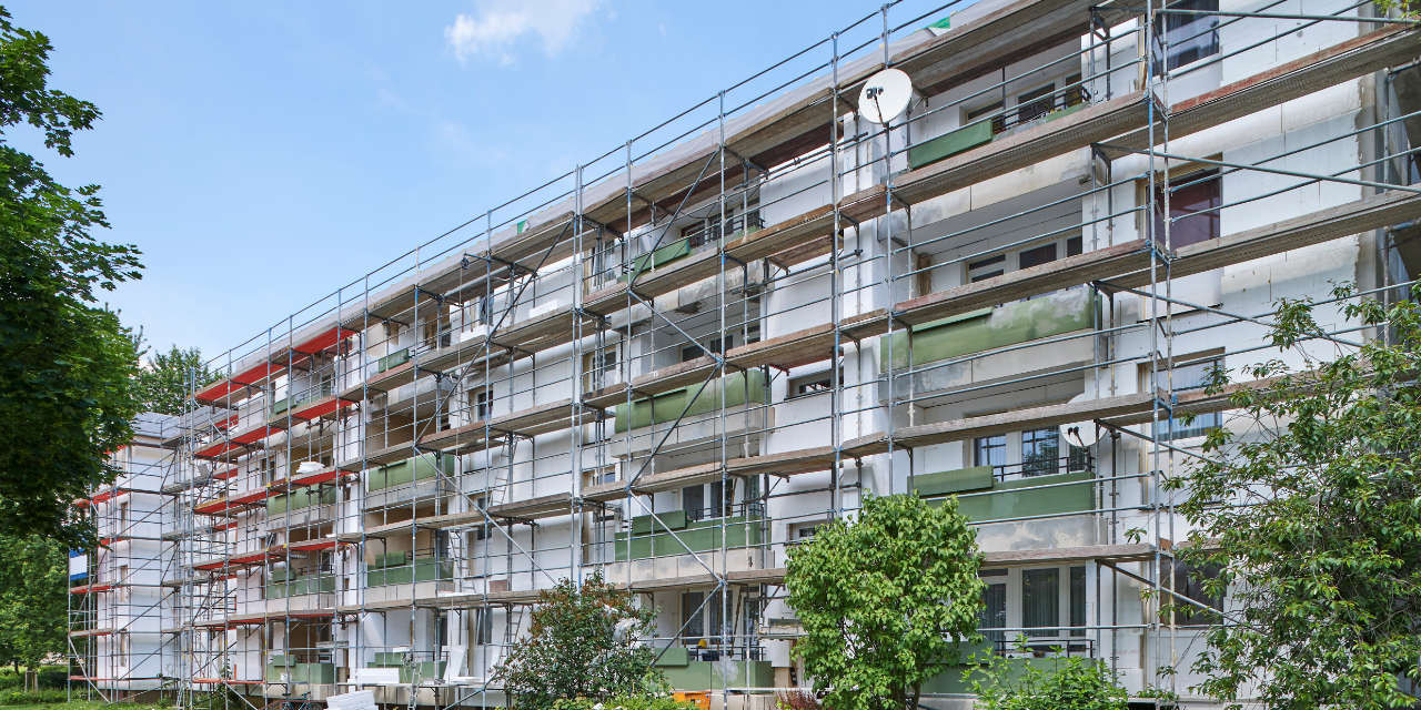 Energetische Sanierung eines Mehrfamilienhauses mit Baugerüst