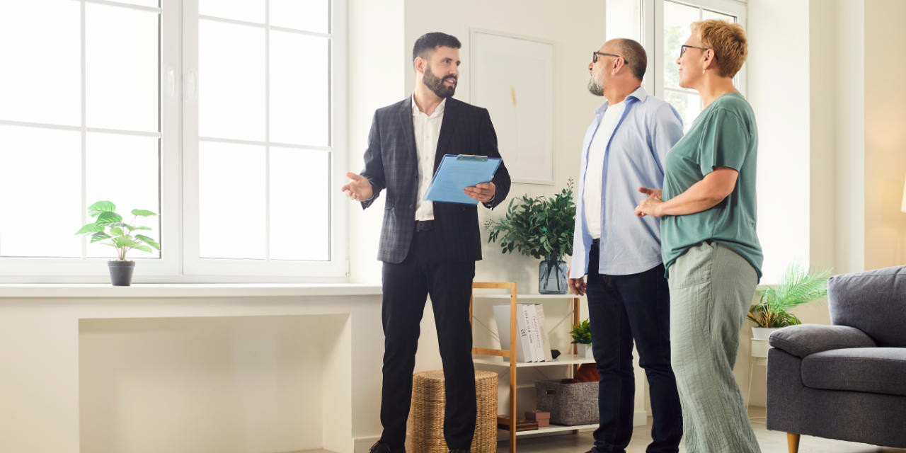 Makler und Interessenten bei der Wohnungsbesichtigung