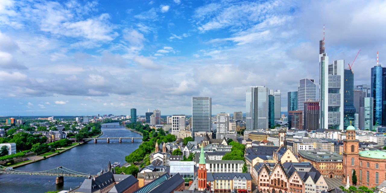 Frankfurt am Main, Fluss, Skyline, Paulskirche und Römer