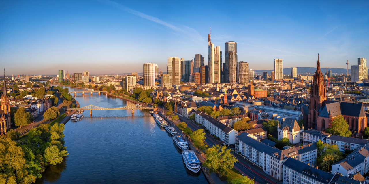 Frankfurt am Main, Fluss und Skyline bei Sonnenaufgang