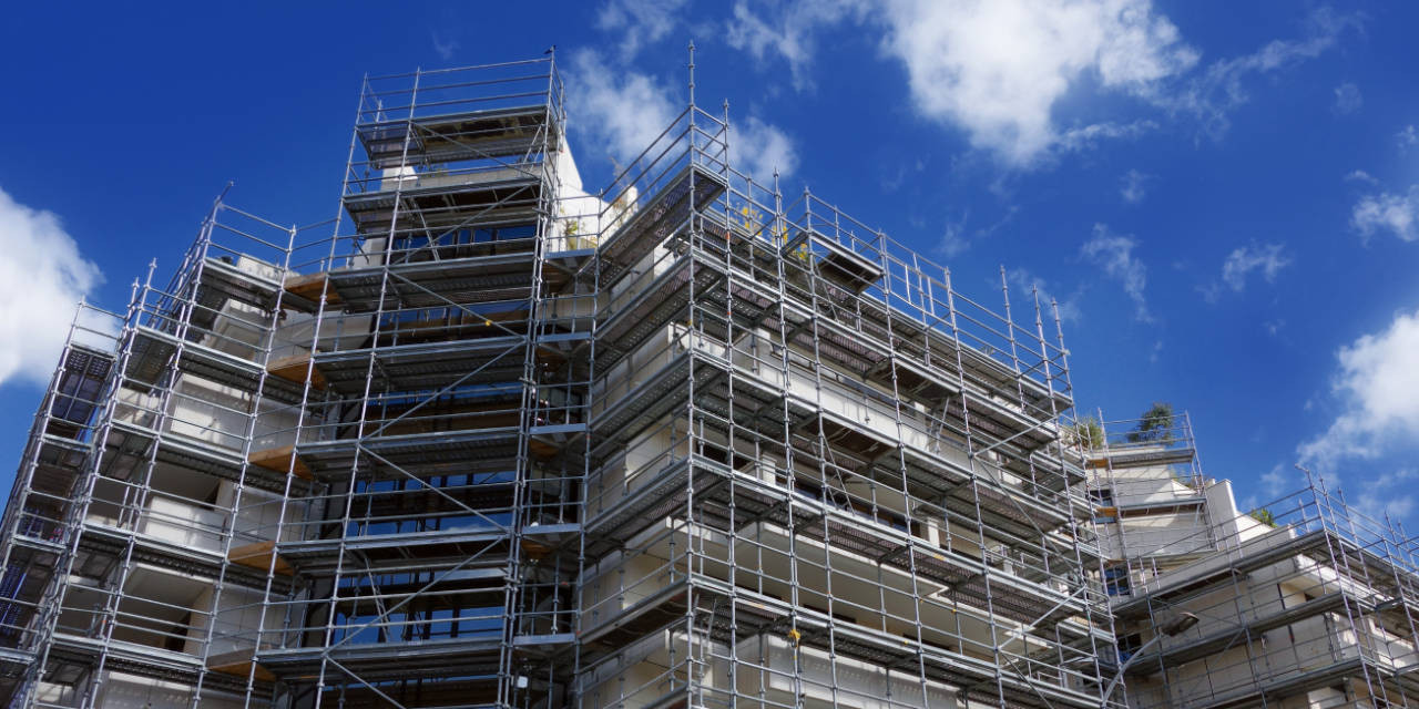 Instandhaltungsmaßnahmen an Immobilie mit Gerüst an Fassade