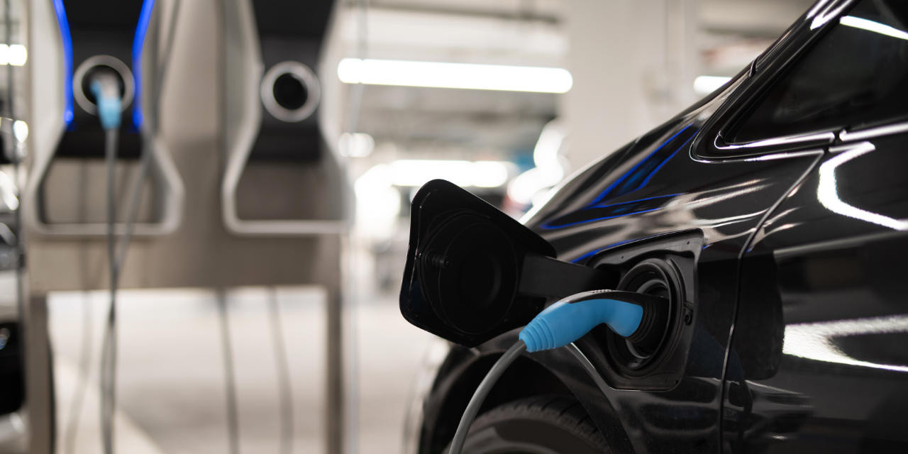 E-Auto lädt in Tiefgarage an Ladesäule