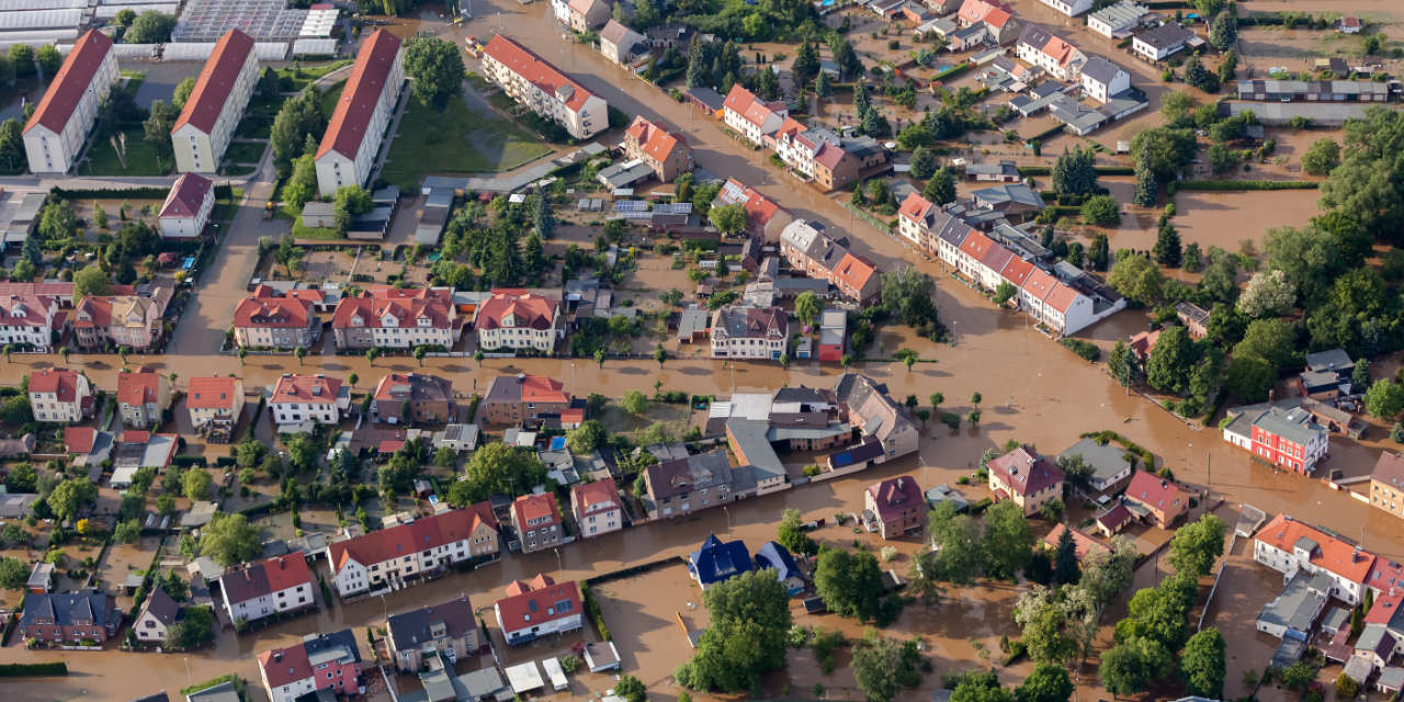 Häuser stehen unter Wasser, überflutete Straßen