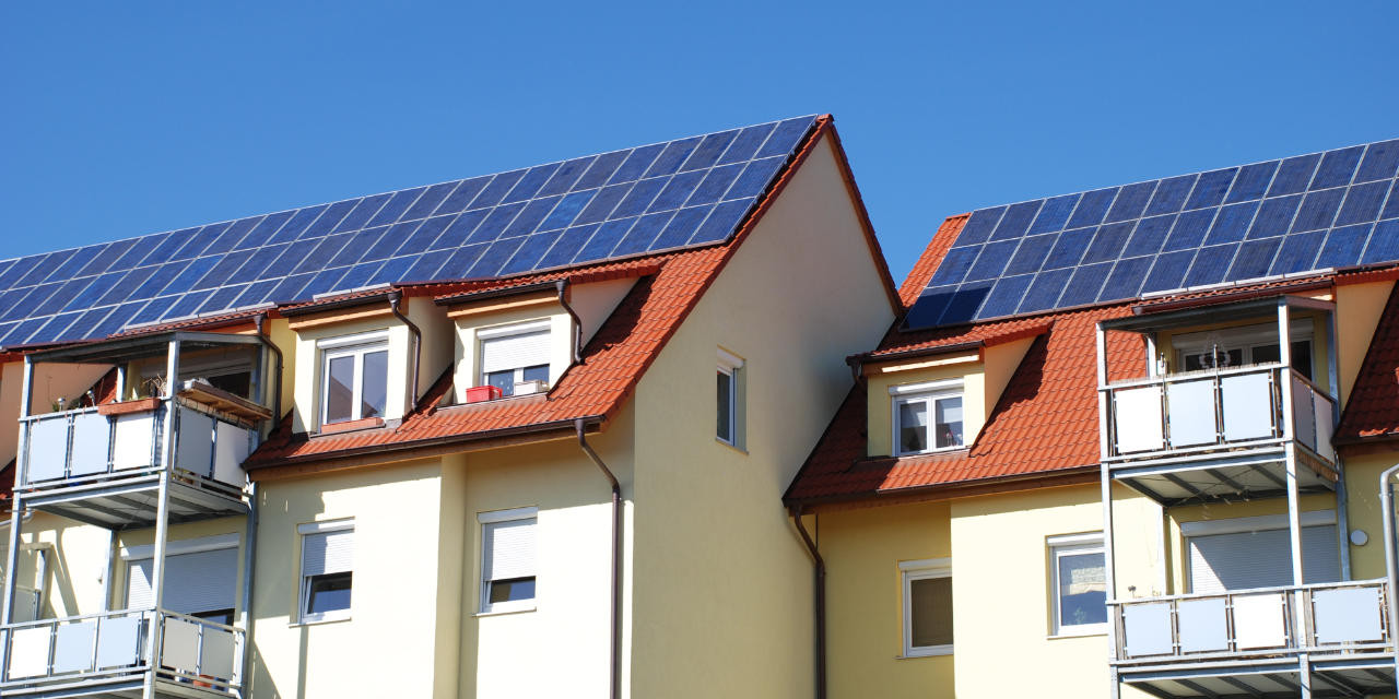 Photovoltaikanlagen generieren Solarstrom auf Mehrfamilienhaus