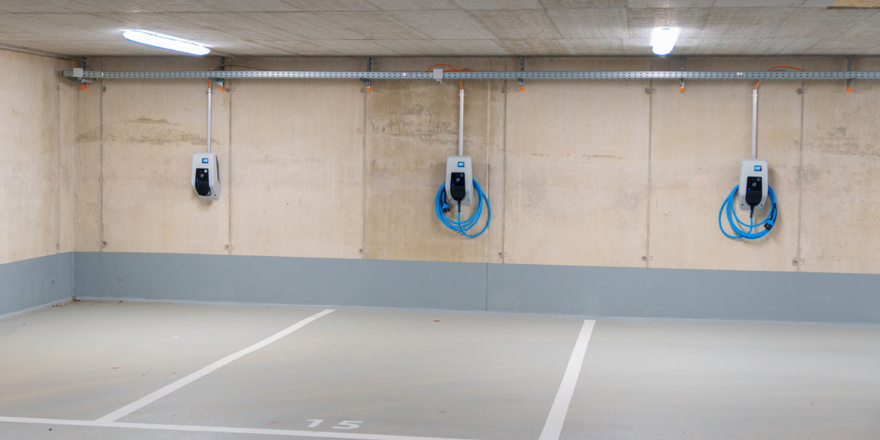 E-Auto Ladestationen in Tiefgarage: 3 Wallbox - Installationen vor leeren Parkplätzen