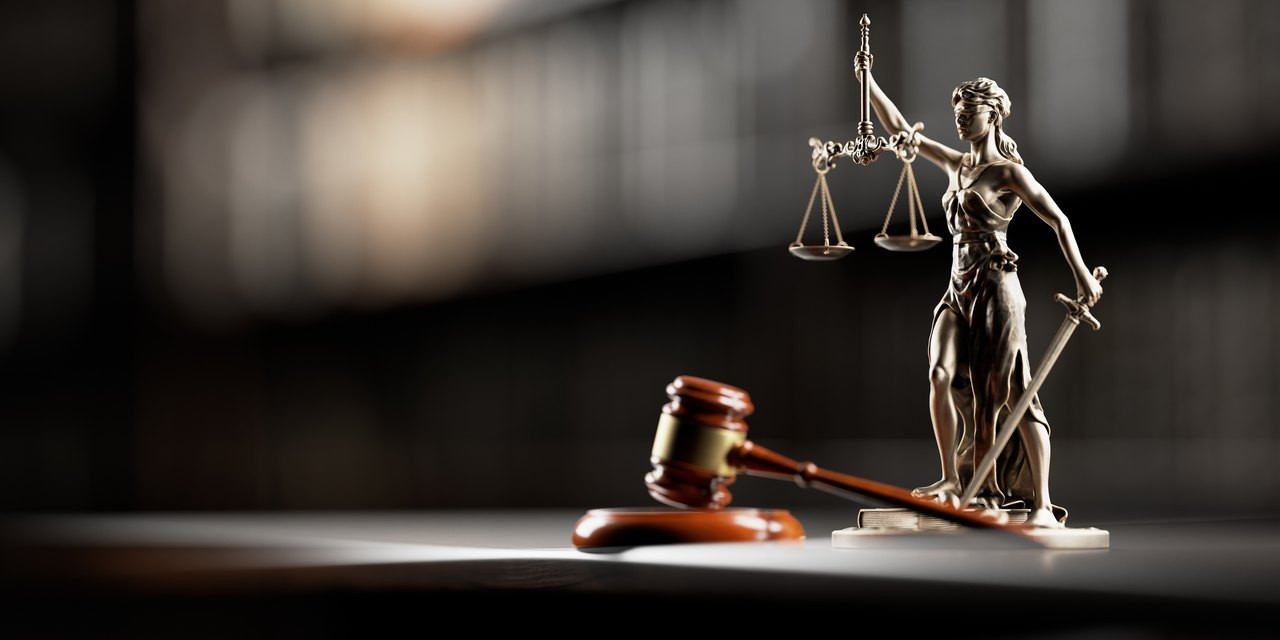 Justitia-Statue und Holzhammer
