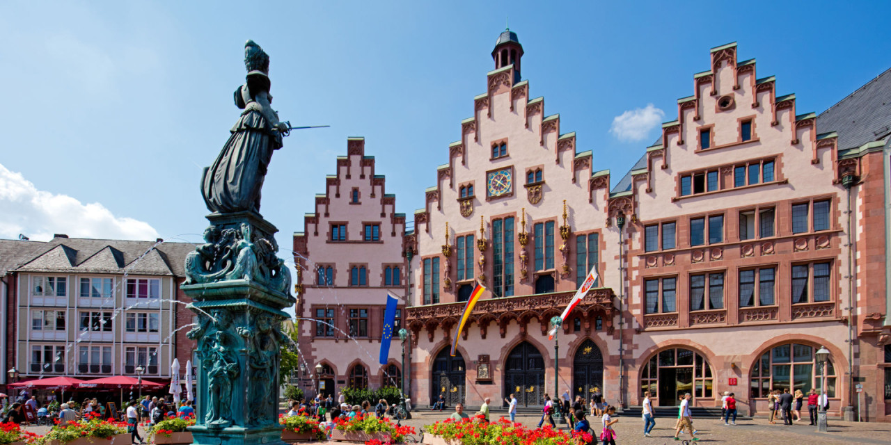 Römer, Rathaus Frankfurt am Main, Justitia im Vorgergrund