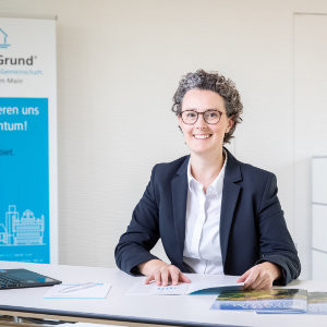 Rechtsanwältin Verena Till am Schreibtisch