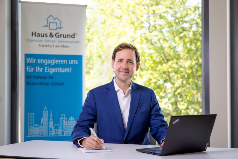Rechtsanwalt Niklas Graf am Schreibtisch