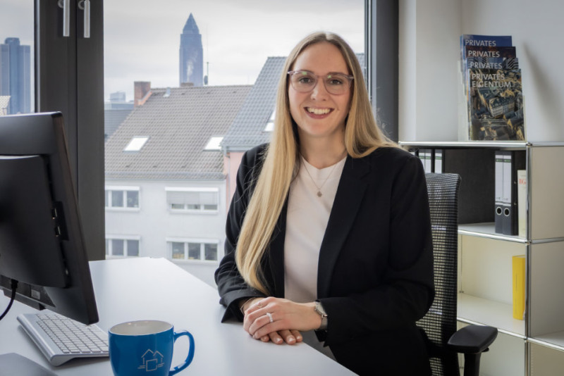 Rechtsanwältin Victoria Maxheimer am Schreibtisch bei Haus & Grund Frankfurt am Main e.V.