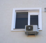 Klimaanlage an Gebäudewand