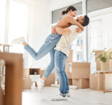 Paar freut sich über neue Wohnung