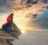 Photovoltaik wird auf Hausdach installiert