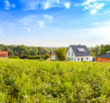 Grundstück mit Wiese vor Einfamilienhäusern