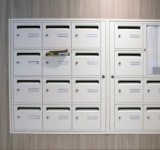 Briefkästen in Mehrfamilienhaus