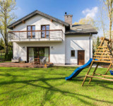 Einfamilienhaus mit Garten und Kinderrutsche