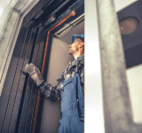 Handwerker bei der Installation eines Aufzugs