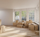 Umzugskartons in leerer Wohnung