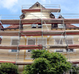 Haus mit Baugerüst