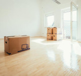 Leere Wohnung mit Umzugskartons
