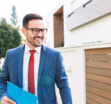 Immobilienverwalter mit Anzug und Krawatte