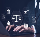 Jurist am Laptop