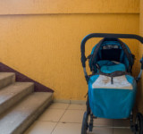 Kinderwagen in Treppenhaus