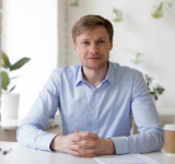 Junger Mann im blauen Hemd: ein privater Vermieter