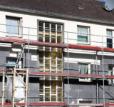 Mehrfamilienhaus mit Gerüst zur Außendämmung