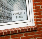 Fenster mit Schild "Zimmer frei"
