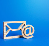 E-Mail Symbole vor blauem Hintergrund