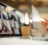 Online-Meeting auf Computer-Bildschirm