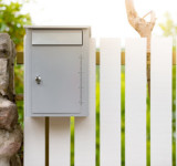 Briefkasten an Holzzaun