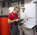 Heizungsinstallateur stellt Heizung ein