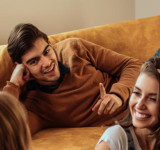 Junge Menschen zusammen auf einer Couch