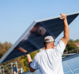 Mann trägt Photovoltaik-Panel